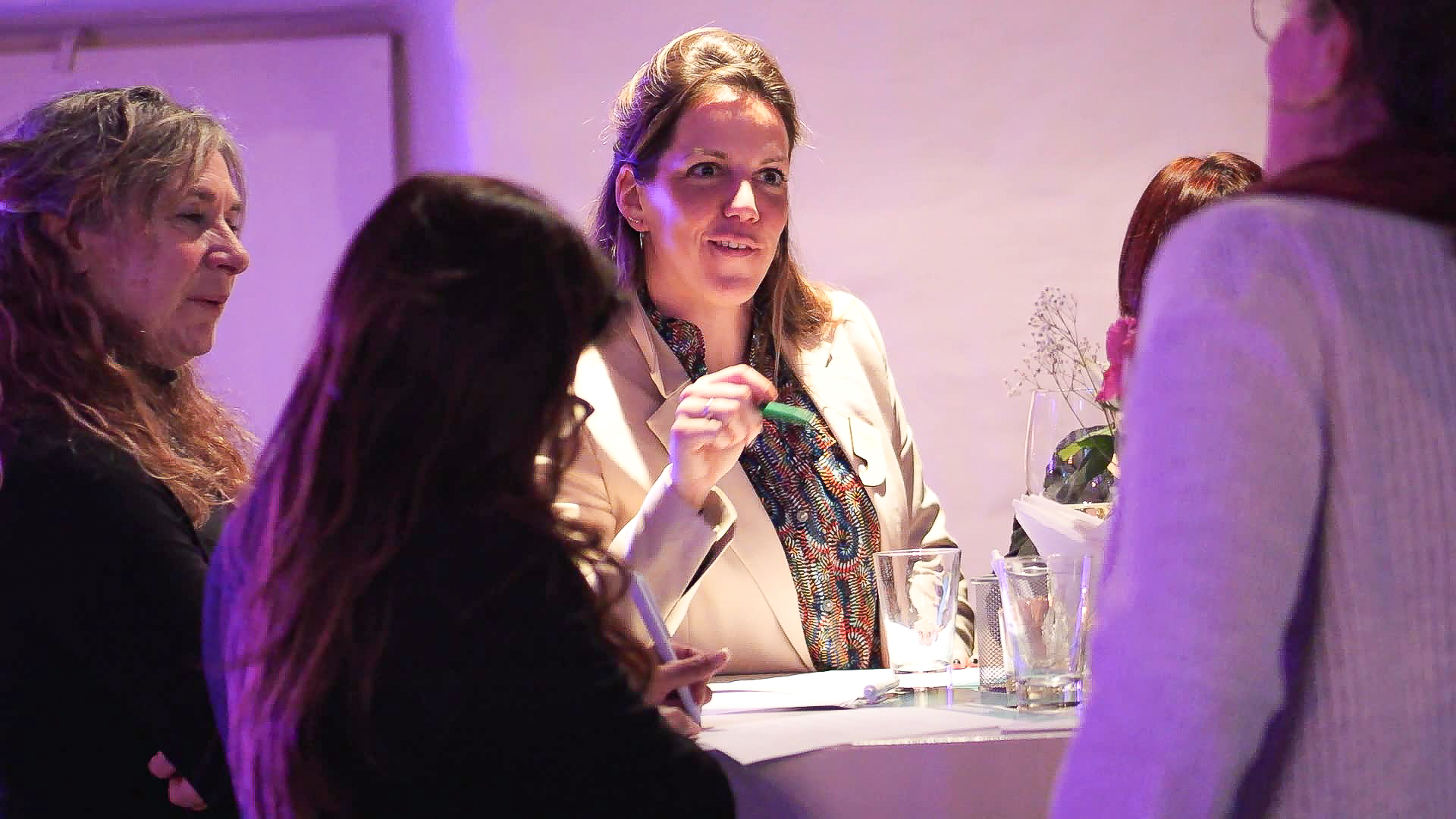Deelnemers in gesprek tijdens een sessie