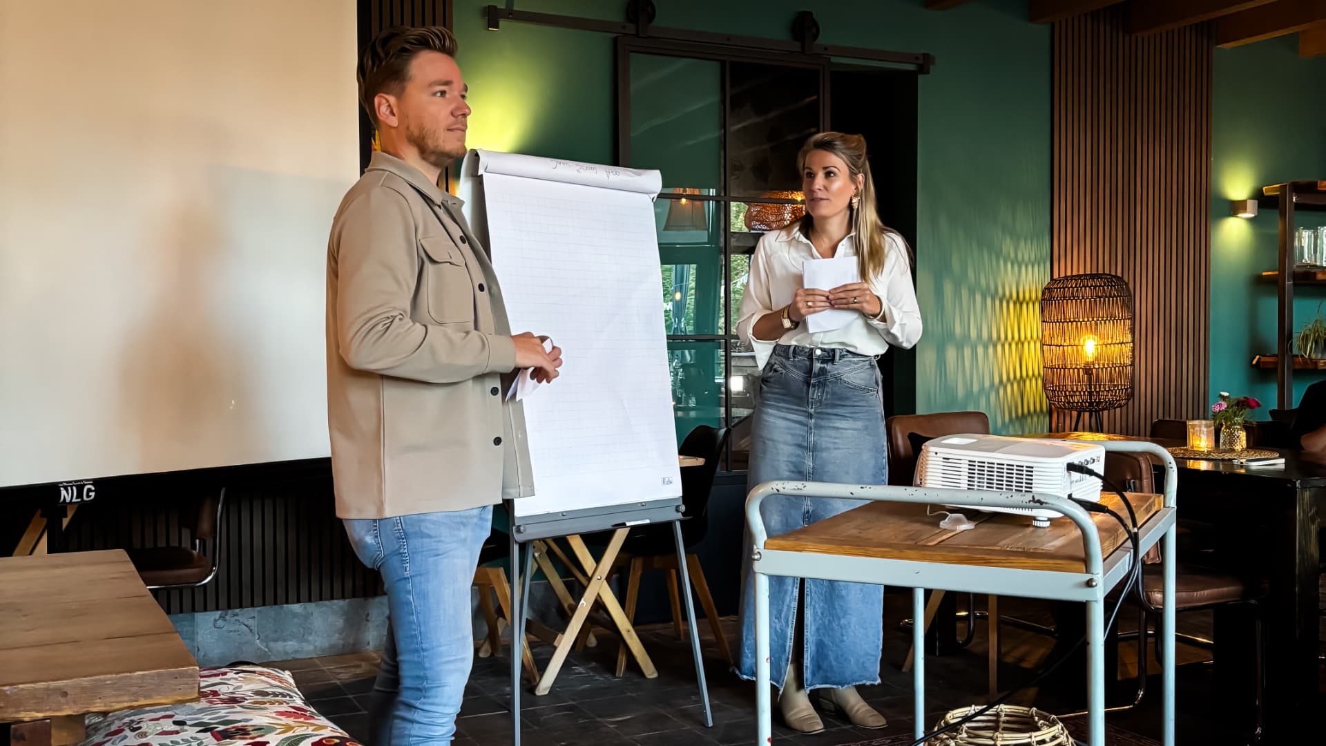 Spreker bij een flipchart tijdens de workshop